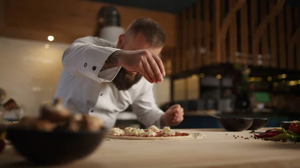 Professzionális Szakács Hogy Pizza Vacsora Recept Finom Olasz Étterem Konyhájában — Stock Fotó