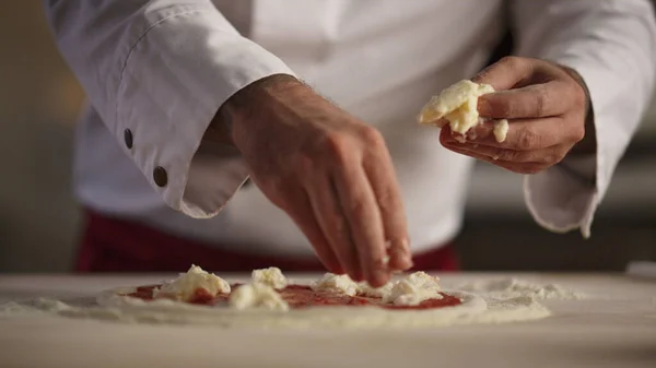 Pizzaséf Házi Vacsorát Főz Konyhában Felismerhetetlen Férfi Kéz Mozzarella Sajtot — Stock Fotó