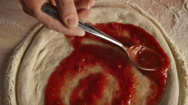 Chef Pizza Colocando Ketchup Massa Crua Restaurante Mãos Desconhecidas Cozinhando — Fotografia de Stock