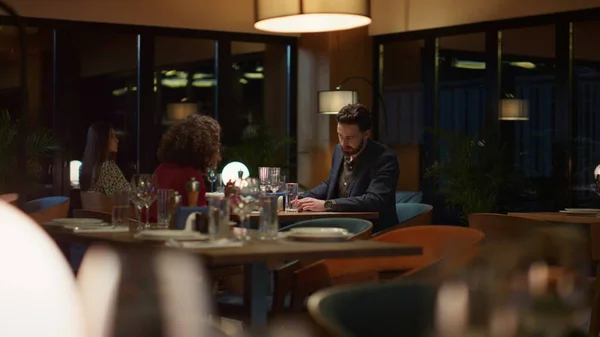 Junges Paar Gespräch Stilvollen Restauranttisch Liebhaber Warten Einem Modernen Café — Stockfoto