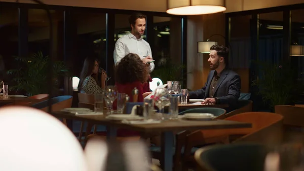 Kellner Serviert Multiethnische Paar Auf Schicke Restaurant Dinner Date Der — Stockfoto