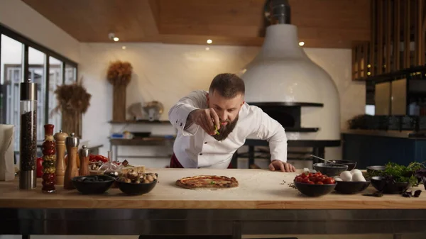 Homem Cozinhando Pizza Cozinha Restaurante Italiano Close Chef Profissional Preparando — Fotografia de Stock