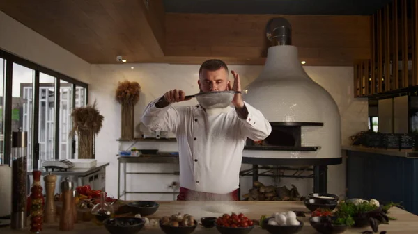 Chef profesional en uniforme preparando verduras frescas en la tabla de  cortar en la cocina del restaurante concepto culinario