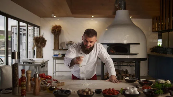 Chef Culinário Assar Massa Pão Cozinha Close Homem Padeiro Cozinhar — Fotografia de Stock