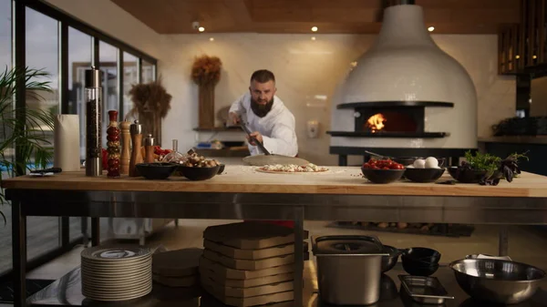 Szef Kuchni Gotuje Pizzę Kuchni Człowiek Biorący Jedzenie Kamiennym Piekarniku — Zdjęcie stockowe