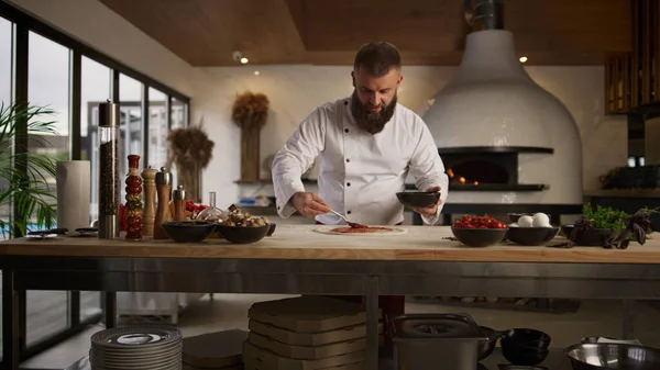 Mężczyzna Gotujący Włoską Pizzę Profesjonalnej Restauracji Zamknij Kucharza Kulinarnego Rozprzestrzeniając — Zdjęcie stockowe