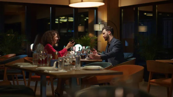 Casal Multiétnico Usando Telefone Celular Tirando Selfie Mesa Restaurante Dois — Fotografia de Stock