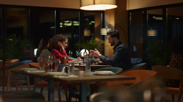 Amantes Multiétnicos Conversando Juntos Jantar Restaurante Luxo Duas Pessoas Atraentes — Fotografia de Stock