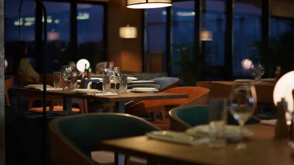 Frau Wartet Date Luxus Restaurant Abend Stadt Junge Dame Sitzt — Stockfoto