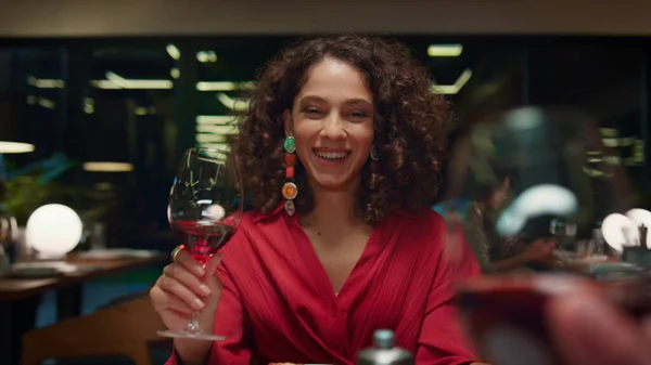 Щаслива Жінка Вино Побаченні Сексуальна Афро Американська Леді Сидить Ресторані — стокове фото
