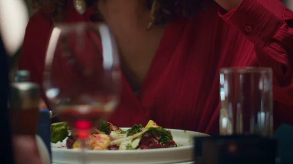 Πανέμορφη Γυναίκα Που Τρώει Νόστιμο Γεύμα Καλό Εστιατόριο Πορτρέτο Της — Φωτογραφία Αρχείου