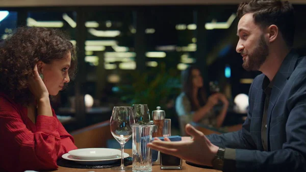 Lächelnde Verliebte Unterhalten Sich Tisch Des Restaurants Gemischtes Paar Genießt — Stockfoto