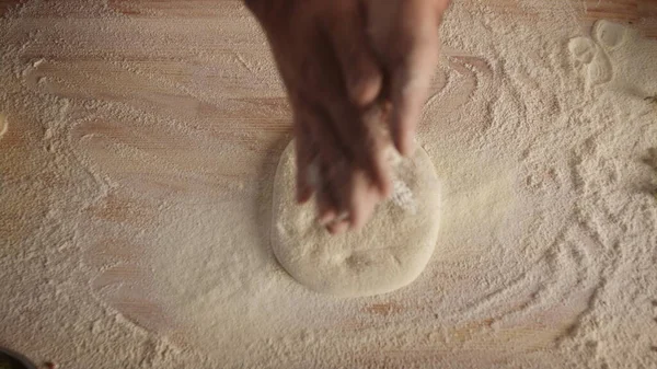 Küchenchef Knetet Teig Italienischer Pizzeria Küche Unbekannte Bäcker Backen Großaufnahme — Stockfoto