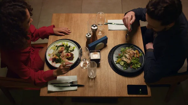 Zwei Personen Genießen Das Abendessen Loft Restaurant Multiethnisches Paar Feiert — Stockfoto