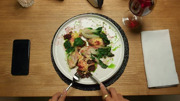 Kvinne Som Spiser Vegetarisk Middag Ved Restaurantbordet Kveldsdate Ukjent Dame – stockfoto