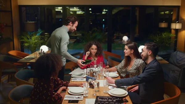 Amigos Que Gostam Beber Juntos Mesa Restaurante Luxo Grupo Multiétnico — Fotografia de Stock