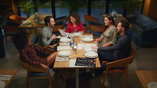 Multi Etnische Vrienden Vieren Veel Plezier Een Chique Restaurant Mensen — Stockfoto