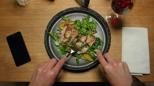 Mann Isst Leckeres Abendessen Restauranttisch Close Freund Hände Teilen Essen — Stockfoto