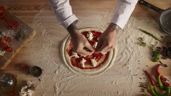 Profi Séf Készít Pizza Tészta Asztali Vágódeszkán Felismerhetetlen Férfi Szakács — Stock Fotó