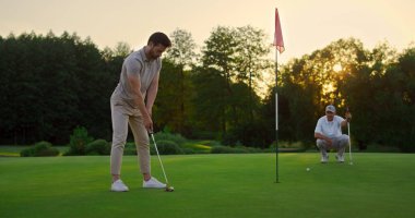 Spor adamları sahada golf oynar. Golf takımı dışarıda lüks bir tatil köyünde vakit geçiriyor. Yeşil sahada golf sopasıyla golf oynayan aktif arkadaşlar. Kafkas iş adamı ekibi tatilde. Boş zaman konsepti