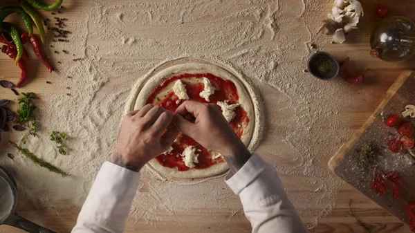 Pizza Cozinhar Fazendo Comida Mesa Cozinha Chef Irreconhecível Preparando Deliciosa — Fotografia de Stock