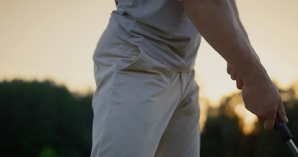 Golfista Mão Balançando Clube Putter Por Sol Campo Golfe Homem — Fotografia de Stock