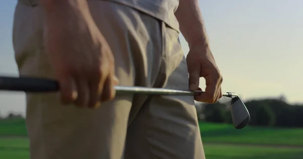 Mãos Golfista Segurando Clube Putter Campo Por Sol Homem Desfrutar — Fotografia de Stock