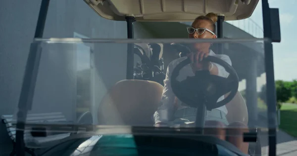Γυναίκα Κάθεται Στο Αμαξάκι Του Γκολφ Την Ηλιόλουστη Μέρα Επαγγελματίας — Φωτογραφία Αρχείου
