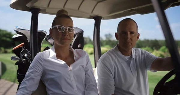 Jogadores Golfe Luxo Desfrutar Férias Verão Carrinho Condução Dois Golfistas — Fotografia de Stock