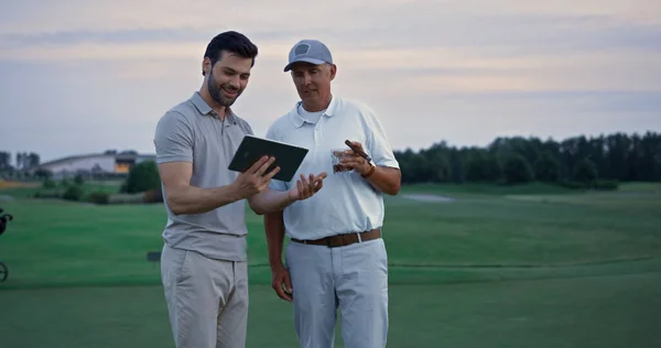 Zwei Golfer Suchen Tablette Auf Feld Landschaft Draußen Plaudern Glückliche — Stockfoto