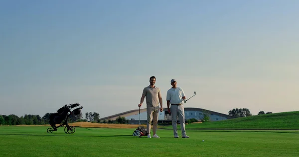 Dva Hráči Golfu Mluvit Přípravě Hry Zelené Trávě Hřiště Venku — Stock fotografie