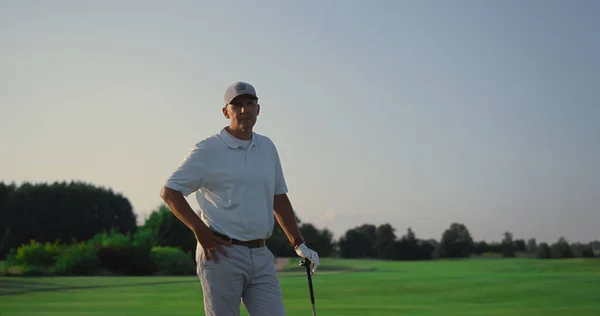 Vezető Pózoló Golfpálya Szabadban Gazdag Ember Aki Kamerát Néz Golfpályán — Stock Fotó