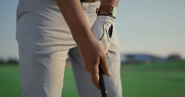 Hráč Drží Golfový Putter Hole Golf Muž Hraje Sportovní Aktivity — Stock fotografie