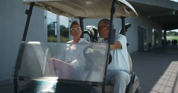 Pareja Adinerada Caminar Curso Golf Carro Conducción Equipo Deportivo Disfruta — Foto de Stock