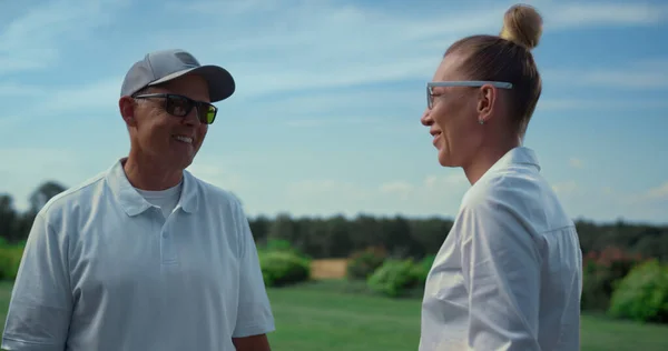Dva Hráči Golfu Diskutují Golfu Fairway Šťastný Pár Pokecat Slunečného — Stock fotografie