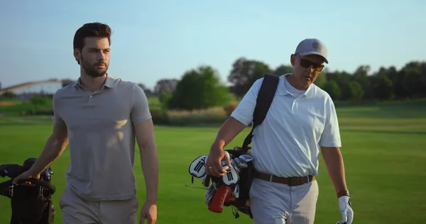 Yakışıklı Golfçüler Spor Hobisi Konuşuyor Aktif Adamlar Dışarıda Golf Sopaları — Stok fotoğraf