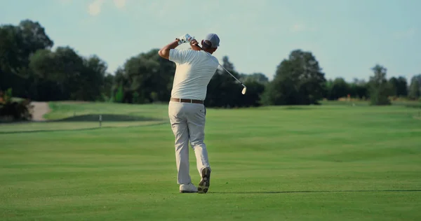 Starý Muž Hraje Golf Zelené Trávě Fairway Pro Hráče Swing — Stock fotografie