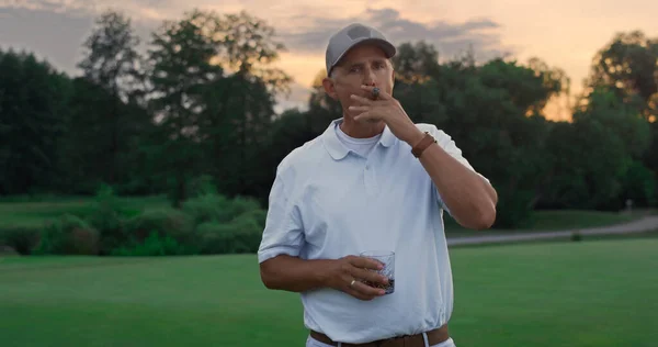 Rico Jugador Golf Pie Relajado Campo Viejo Fumando Cigarro Sosteniendo — Foto de Stock
