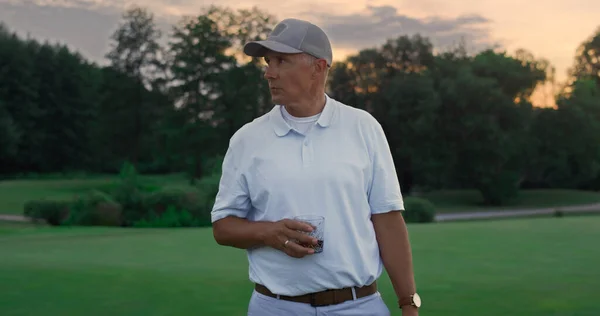 Nyugdíjasok Élvezik Gazdag Életmódot Golfpályán Öreg Ember Pózol Zöld Golfpályán — Stock Fotó