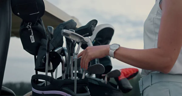 Mujer Preparar Equipo Golf Bolsa Curso Unknown Lady Hands Take — Foto de Stock