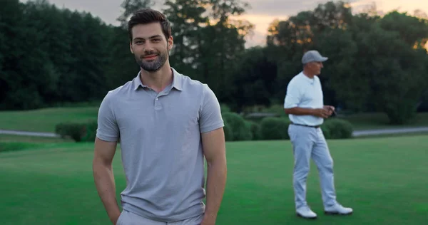 Usmívající Golfista Rád Hrát Aktivním Hřišti Sportovní Tým Relaxuje Golfovém — Stock fotografie