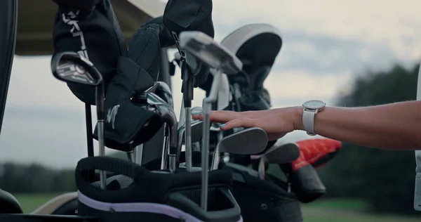 Vrouw Kiest Golfclubs Uitrustingstas Onbekende Pro Golfer Voor Bereiden Groene — Stockfoto