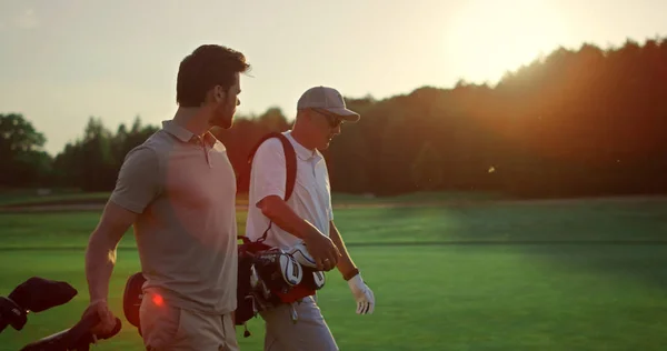 Podnikatelé Venčí Golfové Hřiště Dva Profesionální Hráči Nosí Hole Sportovním — Stock fotografie