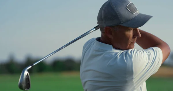 Sportovní Muž Hrát Golf Zápas Hru Fairway Senior Hráč Houpání — Stock fotografie