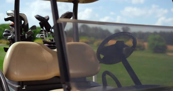 Golf Kocsi Felszerelés Klubok Zöld Pályán Üres Autós Megálló Country — Stock Fotó