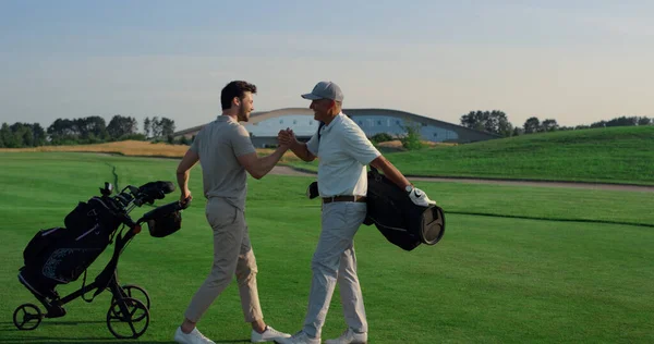 Hráči Golfu Potřásají Rukama Trávníku Víkendu Zahrají Dva Kamarádi Radostný — Stock fotografie