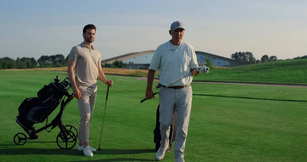 Figlio Papà Giocare Golf Fuori Due Uomini Che Parlano Hobby — Foto Stock