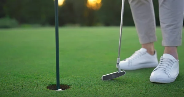 Pernas Dos Jogadores Golfe Relaxam Buraco Bola Golfe Golfista Posando — Fotografia de Stock