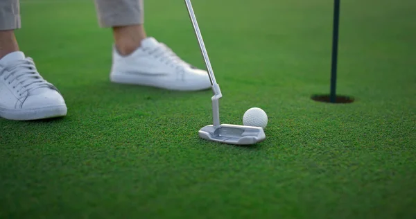 Golfbeine Schlagen Ball Auf Grünem Golfplatz Unbekannter Sportler Beim Abschlag — Stockfoto