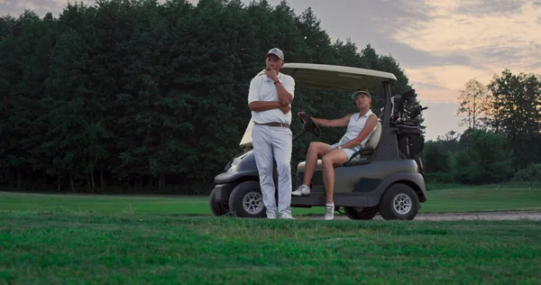 Két Golfozó Szabadban Pihen Golfpályán Házaspár Golfkocsiban Pihen Gazdag Sport — Stock Fotó
